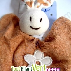 Hochet lapinou souriant en coton bio et son anneau en bois (sans fleur)