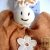 Hochet lapinou souriant en coton bio et son anneau en bois
