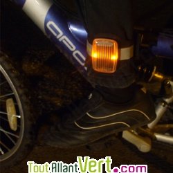 Brassard de signalisation lumineuse solaire Anklelite de Pedalite