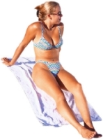 Femme au soleil se faisant bronz&eacute;, cremes solaires bio, chapeaux et casqeuttes bio