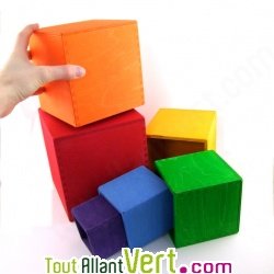 Cube empilable color� en bois, 65cm
