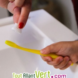 Brosse � dents enfant Bleu poils en nylon, t�te changeable 2-6 ans de Caliquo