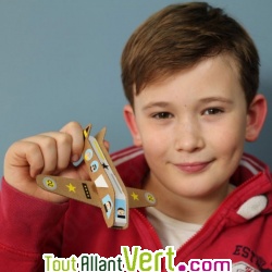 6 avions en carton � fabriquer + 120 stickers, 4-11 ans