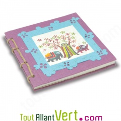 Carnet violet reli� 17x17cm, fabriqu� en papier de bouses d\'�l�phant