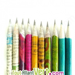 10 crayons de bois en papier journal
