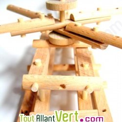 H�licopt�re en bois naturel � monter Equilibrist