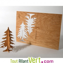 Carte postale en bois avec sapin sous la neige