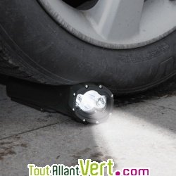 Lampe �tanche rechargeable � dynamo 3 puissances d\'�clairage + chargeur GSM